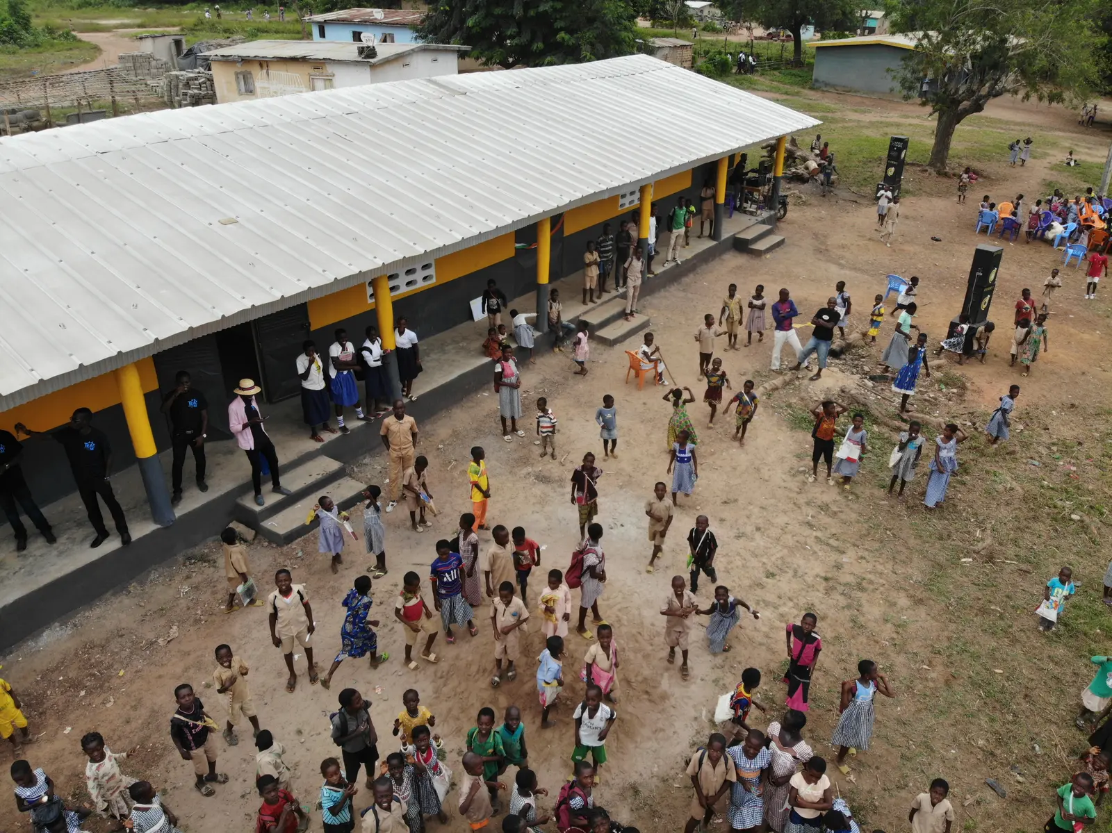 Vue aérienne du bâtiment scolaire rénové à Sébédoufla en 2021.